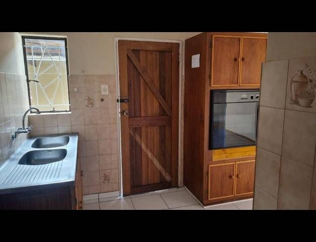 3 BEDROOM TOWNHOUSE FOR SALE IN LADYBRAND